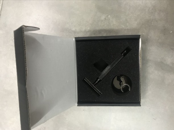 ALANES Men Shaving Double Edge Safety Razor with Hanging Stand - Black Men