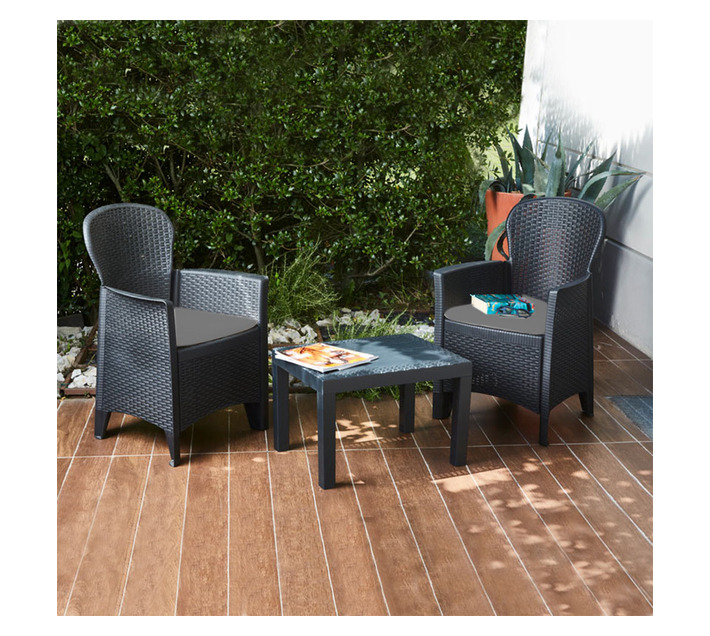Italian Outdoor Furniture Set of 3 with 2 Chairs and 1 Table.